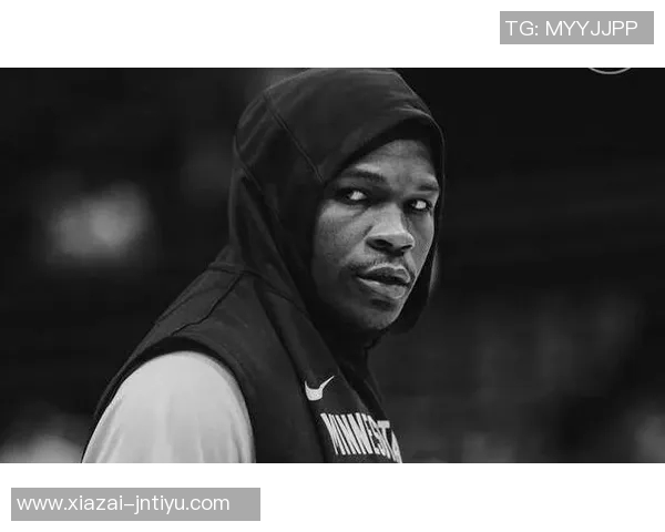 爱德华兹上半场表现平平15投6中三分仅1中收获17分1板2助