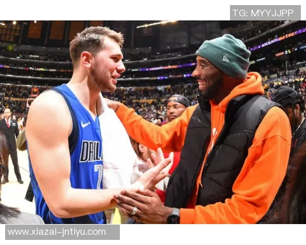 六年前的今天科比与女儿Gigi现场观赛用东契奇母语互喷垃圾话的温馨时刻